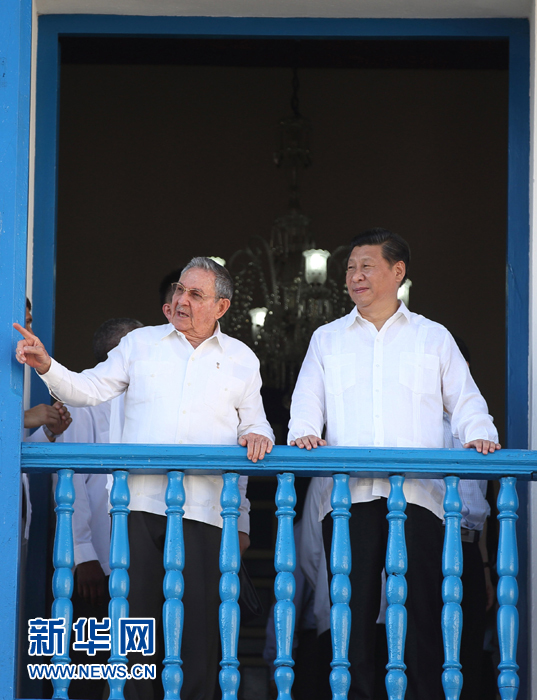 這是習近平在勞爾陪同下參觀圣地亞哥市政府時一同走上二層陽臺。1959年1月1日，菲德爾&middot;卡斯特羅就是站在這里宣布古巴革命勝利。新華社記者蘭紅光 攝 