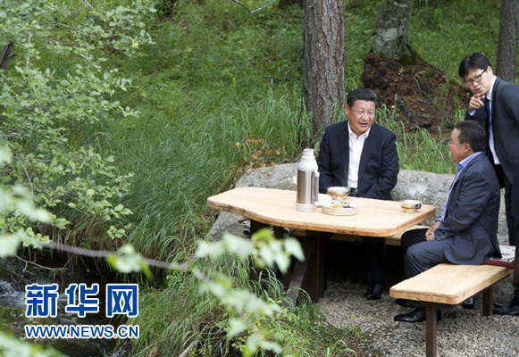 8月22日，國家主席習(xí)近平同蒙古國總統(tǒng)額勒貝格道爾吉在烏蘭巴托市郊的總統(tǒng)官邸再次會晤。這是習(xí)近平同額勒貝格道爾吉會晤后在溪畔飲茶。新華社記者 黃敬文 攝