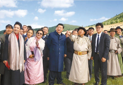 　　八月二十二日，國家主席習近平在蒙古國總統額勒貝格道爾吉陪同下前往烏蘭巴托市郊觀看那達慕。這是習近平和夫人彭麗媛同額勒貝格道爾吉夫婦觀看表演。新華社記者　鞠鵬攝