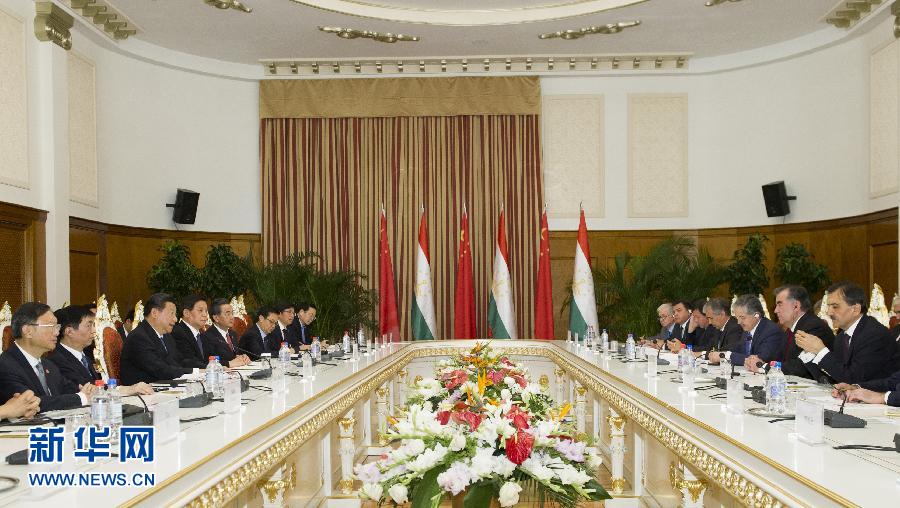 9月13日，國家主席習近平在杜尚別同塔吉克斯坦總統拉赫蒙舉行會談。 新華社記者謝環馳攝 