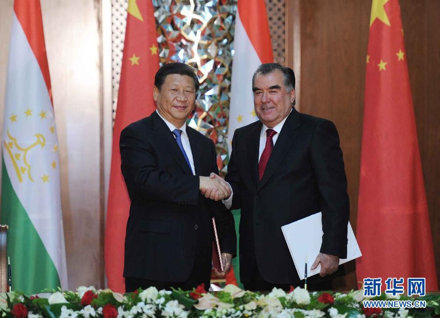 9月13日，國家主席習(xí)近平和塔吉克斯坦總統(tǒng)拉赫蒙在杜尚別共同簽署《中塔關(guān)于進(jìn)一步發(fā)展和深化戰(zhàn)略伙伴關(guān)系的聯(lián)合宣言》。新華社記者謝環(huán)馳攝 