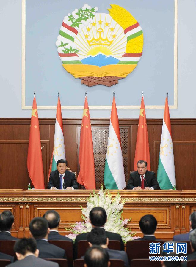 9月13日，國家主席習(xí)近平同塔吉克斯坦總統(tǒng)拉赫蒙在杜尚別共同會(huì)見記者。 新華社記者謝環(huán)馳攝