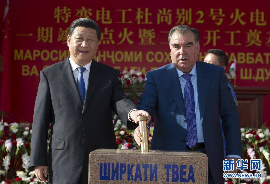 9月13日，國家主席習近平和塔吉克斯坦總統(tǒng)拉赫蒙在杜尚別共同出席中塔兩國重大合作項目&mdash;&mdash;杜尚別2號熱電廠一期工程竣工儀式、二期工程開工儀式。這是習近平和拉赫蒙一同將裝有兩國元首簽名二期工程奠基紀念頁的金色金屬管放入水泥墩中。 新華社記者黃敬文攝 