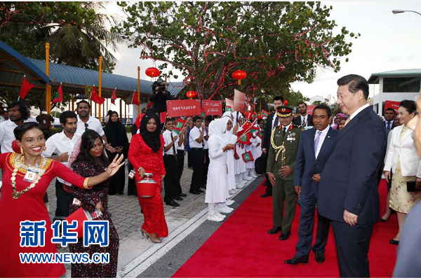  9月14日，國家主席習近平抵達馬累，開始對馬爾代夫進行國事訪問。習近平和夫人彭麗媛在機場受到馬爾代夫總統亞明夫婦的熱情迎接。新華社記者 鞠鵬 攝 