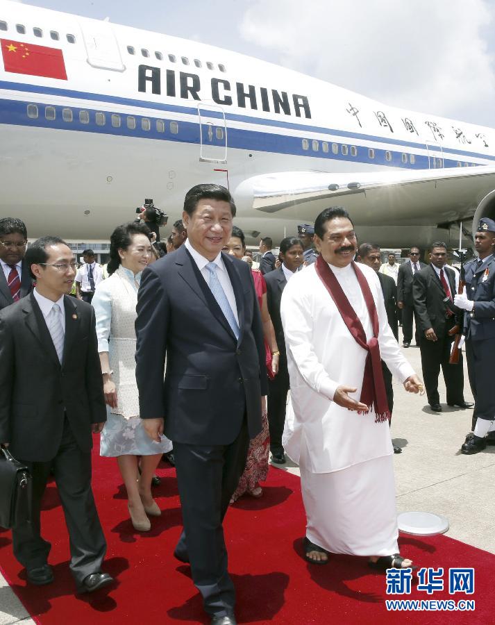 9月16日，國家主席習近平抵達科倫坡，開始對斯里蘭卡進行國事訪問。在班達拉奈克國際機場，習近平和夫人彭麗媛受到拉賈帕克薩總統夫婦熱情迎接。新華社記者鞠鵬攝 