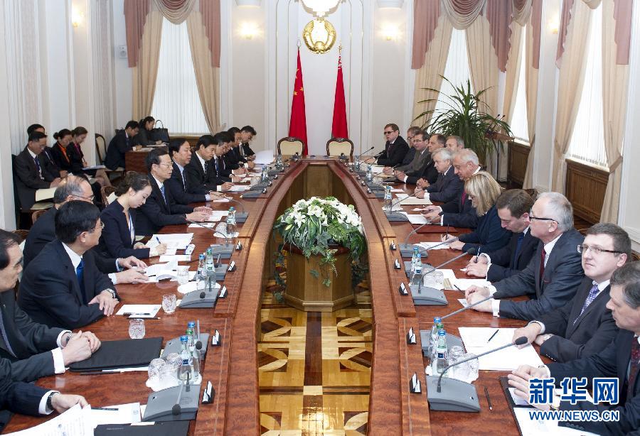  9月27日，應(yīng)邀訪問(wèn)白俄羅斯的國(guó)務(wù)院副總理張高麗在明斯克同白俄羅斯總理米亞斯尼科維奇舉行會(huì)談。 新華社記者王曄攝