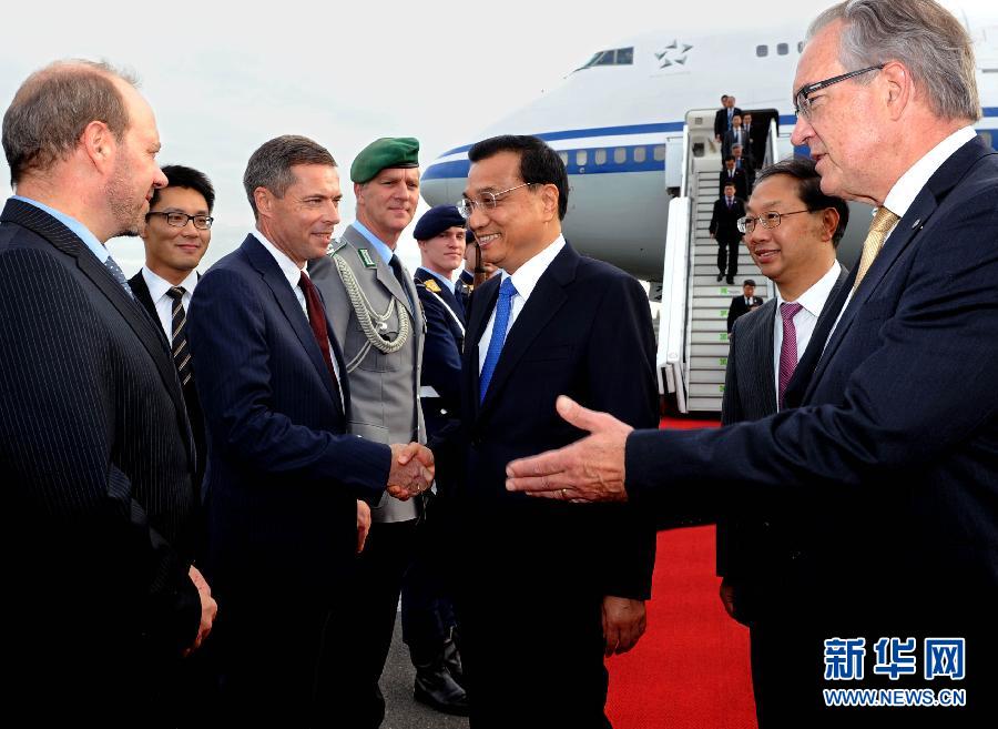 10月9日，國(guó)務(wù)院總理李克強(qiáng)抵達(dá)柏林開始對(duì)德國(guó)進(jìn)行正式訪問(wèn)。德國(guó)政府高級(jí)官員到機(jī)場(chǎng)迎接。 新華社記者 饒愛民 攝