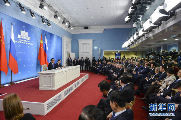 10月13日，國務院總理李克強在莫斯科與俄羅斯總理梅德韋杰夫圓滿結束中俄總理第十九次定期會晤后共同會見記者。 新華社記者李學仁攝