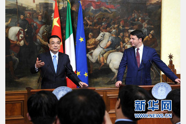 10月14日，中國國務院總理李克強與意大利總理倫齊在羅馬舉行會談后共同會見記者。 新華社記者 饒愛民 攝 