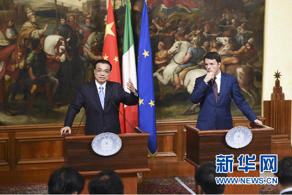 10月14日，國務院總理李克強在羅馬與意大利總理倫齊舉行會談后共同會見記者。 新華社記者 李學仁 攝