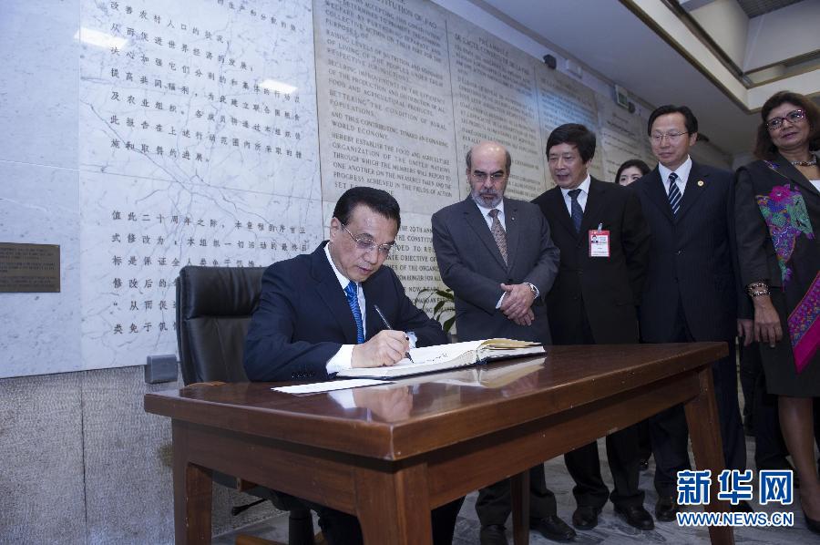 10月15日，中國(guó)國(guó)務(wù)院總理李克強(qiáng)在羅馬會(huì)見(jiàn)聯(lián)合國(guó)糧農(nóng)組織總干事格拉齊亞諾。這是李克強(qiáng)抵達(dá)后在貴賓簿上簽字。 新華社記者 王曄 攝