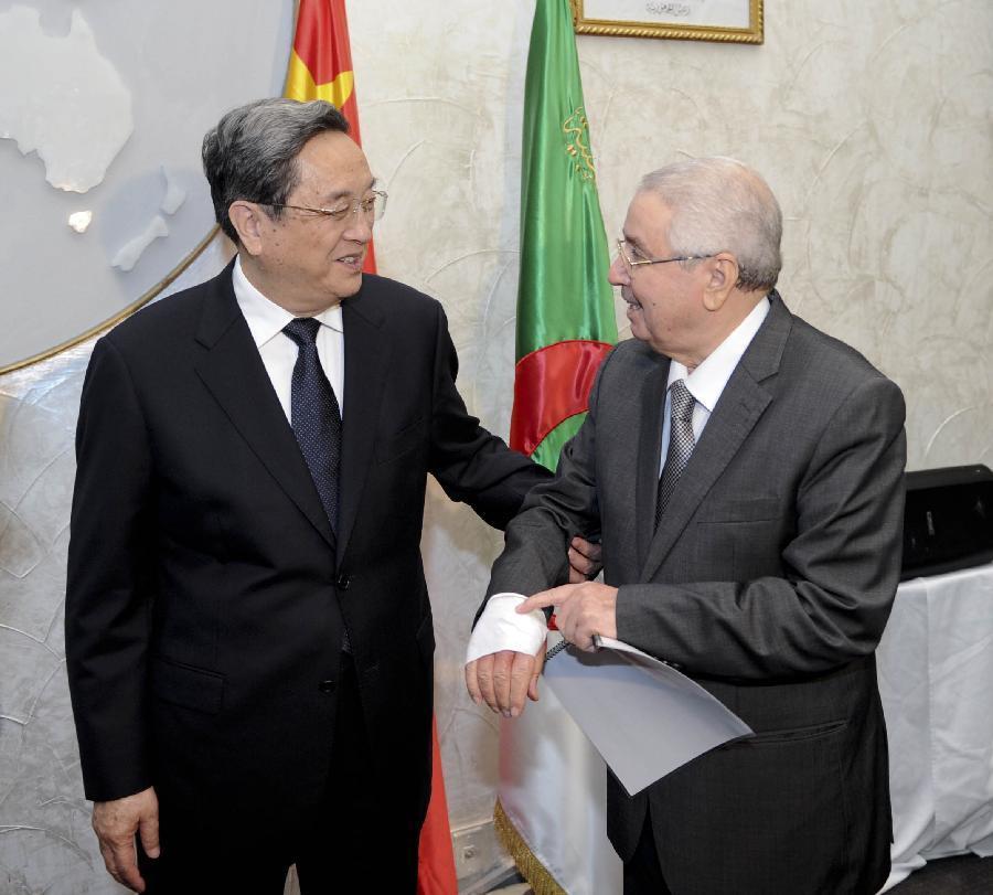 11月1日，正在阿爾及利亞進行正式友好訪問的全國政協主席俞正聲在阿爾及爾與阿民族院議長本&middot;薩拉赫舉行會談。這是俞正聲親切詢問本&middot;薩拉赫的手傷情況。新華社記者 張鐸 攝 