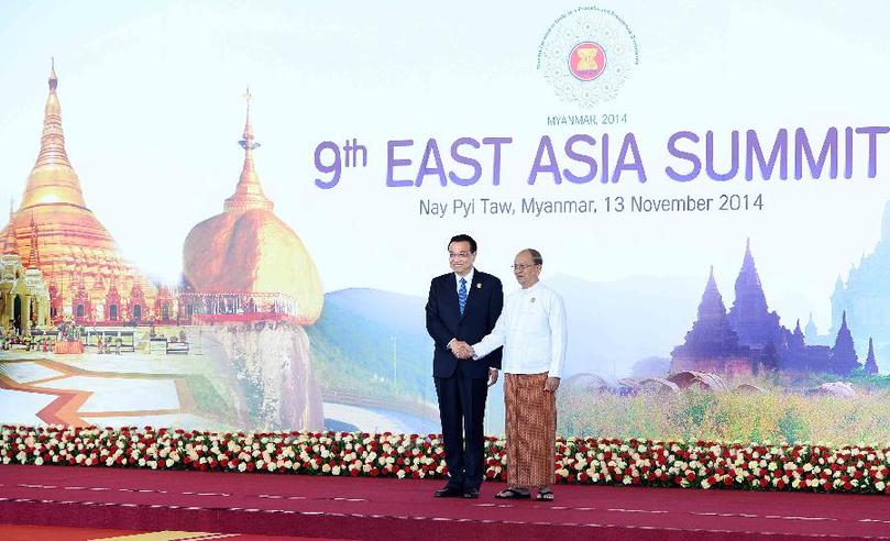 11月13日，中國國務(wù)院總理李克強在內(nèi)比都出席第九屆東亞峰會并發(fā)言。這是峰會開始前，東盟輪值主席國緬甸聯(lián)邦共和國總統(tǒng)吳登盛迎接李克強總理。新華社記者 李濤 攝 