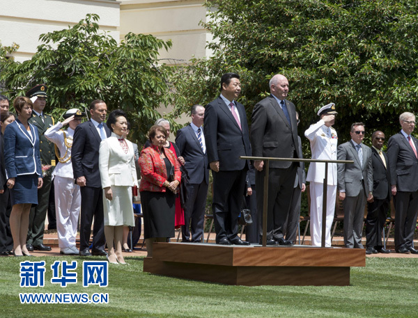 11月17日,中國國家主席習近平在堪培拉會見澳大利亞總督科斯格羅夫。會見前,科斯格羅夫在總督府草坪為習近平舉行隆重歡迎儀式。習近平和夫人彭麗媛抵達時,受到科斯格羅夫總督夫婦熱情迎接。新華社記者李學仁 攝 11月17日,中國國家主席習近平在堪培拉會見澳大利亞總督科斯格羅夫。會見前,科斯格羅夫在總督府草坪為習近平舉行隆重歡迎儀式。習近平和夫人彭麗媛抵達時,受到科斯格羅夫總督夫婦熱情迎接。新華社記者李學仁 攝