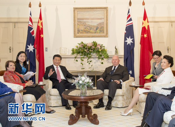 11月17日,中國國家主席習近平在堪培拉會見澳大利亞總督科斯格羅夫。會見前,科斯格羅夫在總督府草坪為習近平舉行隆重歡迎儀式。習近平和夫人彭麗媛抵達時,受到科斯格羅夫總督夫婦熱情迎接。新華社記者黃敬文 攝 11月17日,中國國家主席習近平在堪培拉會見澳大利亞總督科斯格羅夫。會見前,科斯格羅夫在總督府草坪為習近平舉行隆重歡迎儀式。習近平和夫人彭麗媛抵達時,受到科斯格羅夫總督夫婦熱情迎接。新華社記者黃敬文 攝