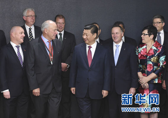 11月21日，中國國家主席習近平在奧克蘭和新西蘭總理約翰&middot;基共同出席中國－新西蘭市長論壇啟動儀式，并在啟動儀式后會見&ldquo;新中關系促進委員會&rdquo;主要成員。新華社記者馬占成攝