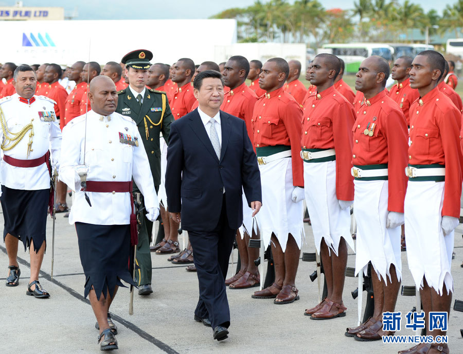 11月21日，國家主席習近平抵達楠迪，開始對斐濟進行國事訪問并將同太平洋建交島國領導人舉行會晤。這是習近平主席在機場出席斐濟總理姆拜尼馬拉馬舉行的隆重歡迎儀式。 新華社記者馬占成攝 