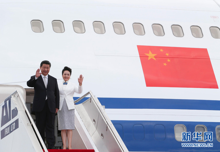 11月21日，國家主席習近平抵達楠迪，開始對斐濟進行國事訪問并將同太平洋建交島國領導人舉行會晤。 這是習近平和夫人彭麗媛步出機艙。新華社記者丁林攝 