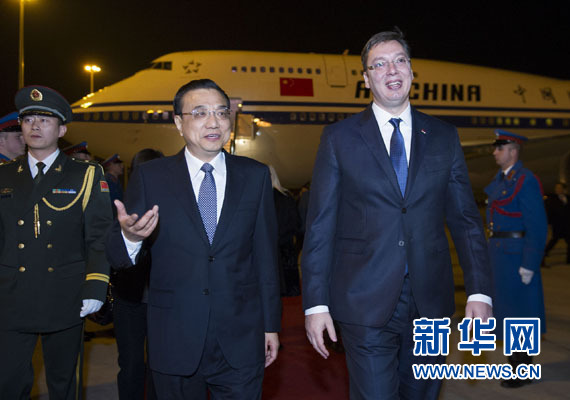 12月15日,國務(wù)院總理李克強(qiáng)抵達(dá)貝爾格萊德,出席中國-中東歐國家領(lǐng)導(dǎo)人會晤并正式訪問塞爾維亞,塞爾維亞總理武契奇到機(jī)場迎接。新華社記者 黃敬文 攝 12月15日,國務(wù)院總理李克強(qiáng)抵達(dá)貝爾格萊德,出席中國-中東歐國家領(lǐng)導(dǎo)人會晤并正式訪問塞爾維亞,塞爾維亞總理武契奇到機(jī)場迎接。新華社記者 黃敬文 攝