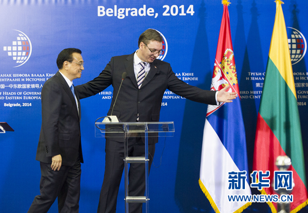 12月16日,國務院總理李克強在貝爾格萊德出席第三次中國-中東歐國家領導人會晤后,與塞爾維亞總理武契奇共同會見記者。 新華社記者黃敬文 攝 12月16日,國務院總理李克強在貝爾格萊德出席第三次中國-中東歐國家領導人會晤后,與塞爾維亞總理武契奇共同會見記者。 新華社記者黃敬文 攝