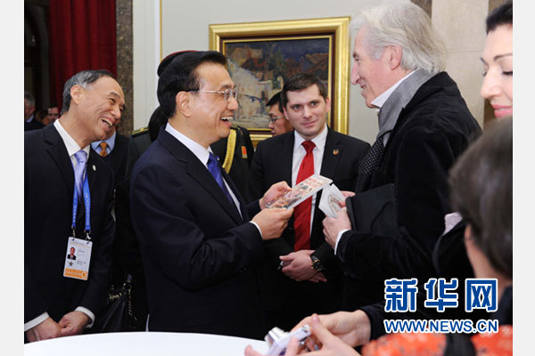 12月18日,中國國務院總理李克強在貝爾格萊德市政廳接受“貝爾格萊德榮譽市民”證書,塞爾維亞總理武契奇陪同出席。隨后,李克強同塞各界知名人士親切會見并互動交流。這是李克強同電影《瓦爾特保衛薩拉熱窩》的演員薩馬爾季奇親切交談。新華社記者 饒愛民 攝 12月18日,中國國務院總理李克強在貝爾格萊德市政廳接受“貝爾格萊德榮譽市民”證書,塞爾維亞總理武契奇陪同出席。隨后,李克強同塞各界知名人士親切會見并互動交流。這是李克強同電影《瓦爾特保衛薩拉熱窩》的演員薩馬爾季奇親切交談。新華社記者 饒愛民 攝