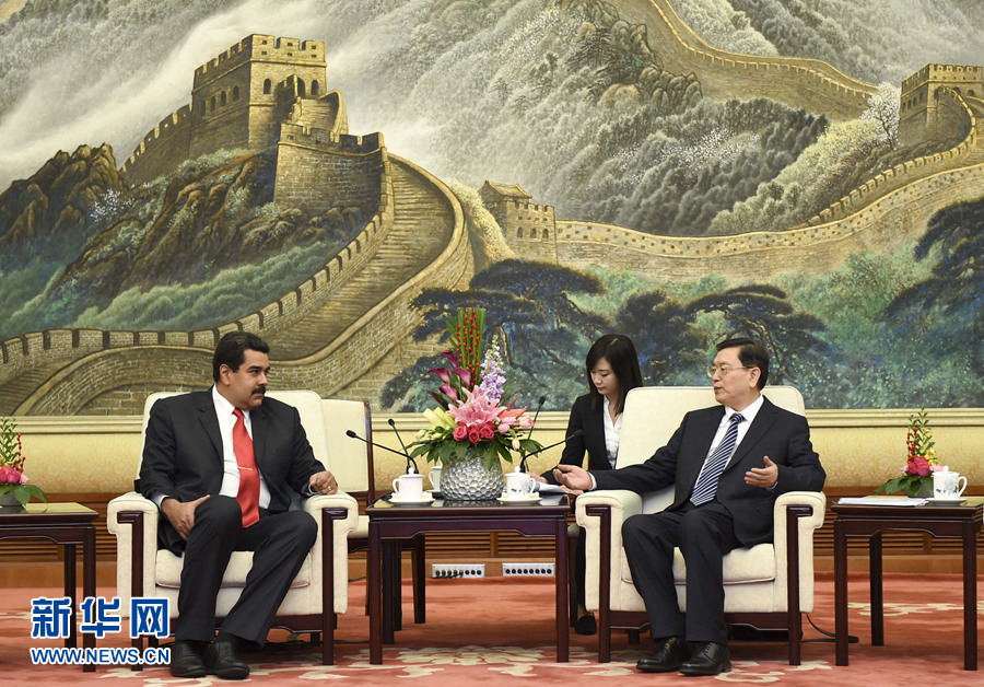 1月8日，全國(guó)人大常委會(huì)委員長(zhǎng)張德江在北京人民大會(huì)堂會(huì)見(jiàn)委內(nèi)瑞拉總統(tǒng)馬杜羅。 新華社記者 張鐸 攝 