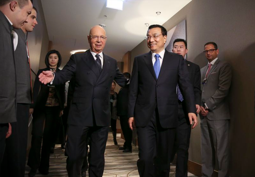 施瓦布第一時間歡迎李克強(qiáng)抵達(dá)達(dá)沃斯