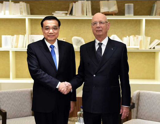 施瓦布第一時間歡迎李克強(qiáng)抵達(dá)達(dá)沃斯