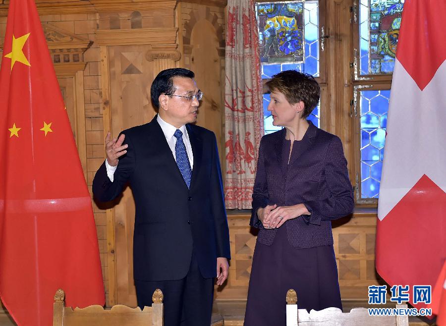 1月21日，國務(wù)院總理李克強(qiáng)在達(dá)沃斯同瑞士聯(lián)邦主席索馬魯加舉行會談。這是會談結(jié)束后，李克強(qiáng)與索馬魯加共同出席雙邊金融、食品、藥品、科研、人員往來等領(lǐng)域合作文件簽字儀式。新華社記者 李濤 攝