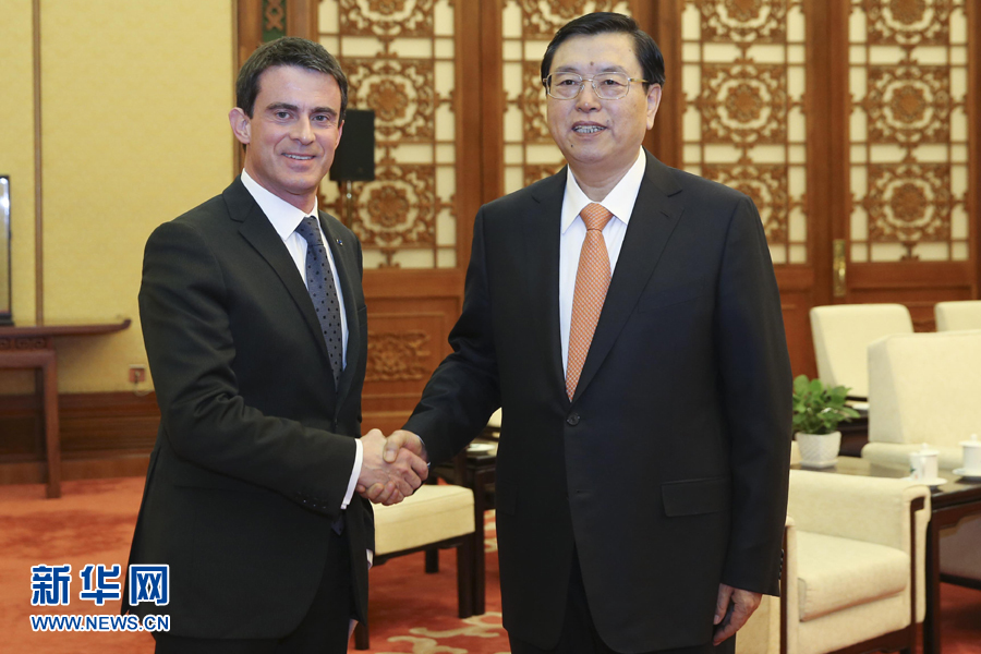 1月30日，全國(guó)人大常委會(huì)委員長(zhǎng)張德江在北京人民大會(huì)堂會(huì)見法國(guó)總理瓦爾斯。 新華社記者丁林 攝 