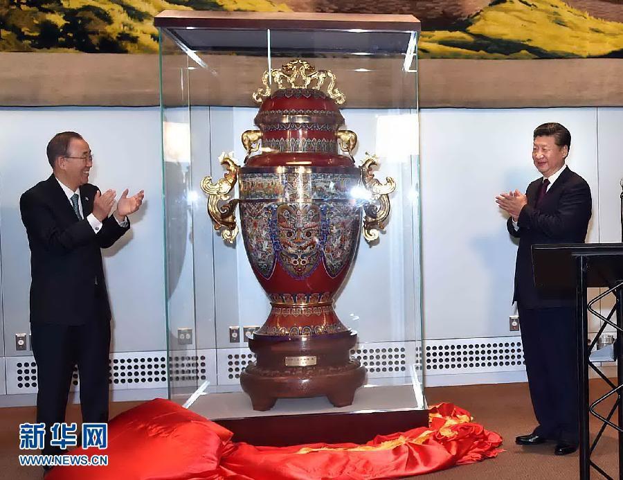 9月27日，國家主席習近平在紐約出席中國向聯合國贈送&ldquo;和平尊&rdquo;儀式。聯合國秘書長潘基文出席。 新華社記者 李濤 攝 