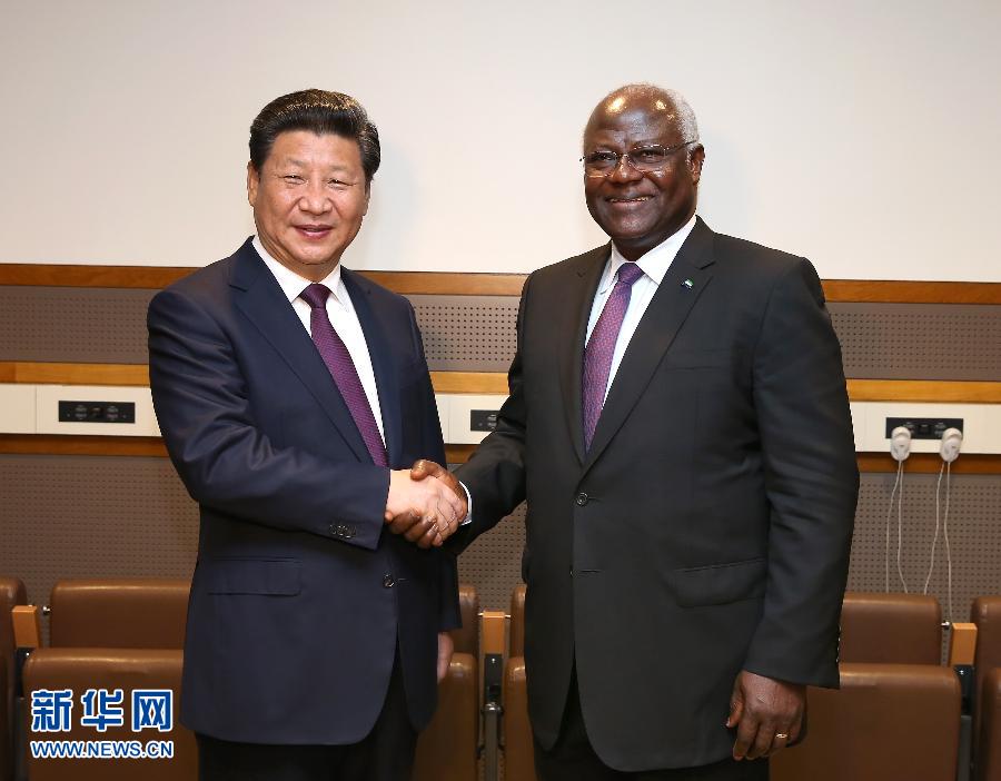 9月27日，國家主席習近平在紐約會見塞拉利昂總統(tǒng)科羅馬。新華社記者 龐興雷 攝 