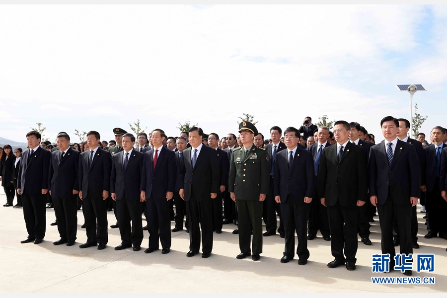 10月11日，中共中央政治局常委、中央書記處書記劉云山專程趕赴安州祭掃中國人民志愿軍烈士陵園，向中國人民志愿軍烈士敬獻花籃并默哀。 新華社記者 饒愛民 攝