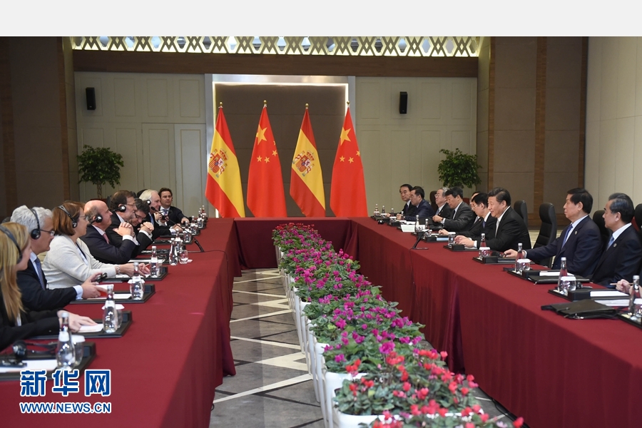 11月16日，國(guó)家主席習(xí)近平在土耳其安塔利亞會(huì)見(jiàn)西班牙首相拉霍伊。 新華社記者 張鐸 攝