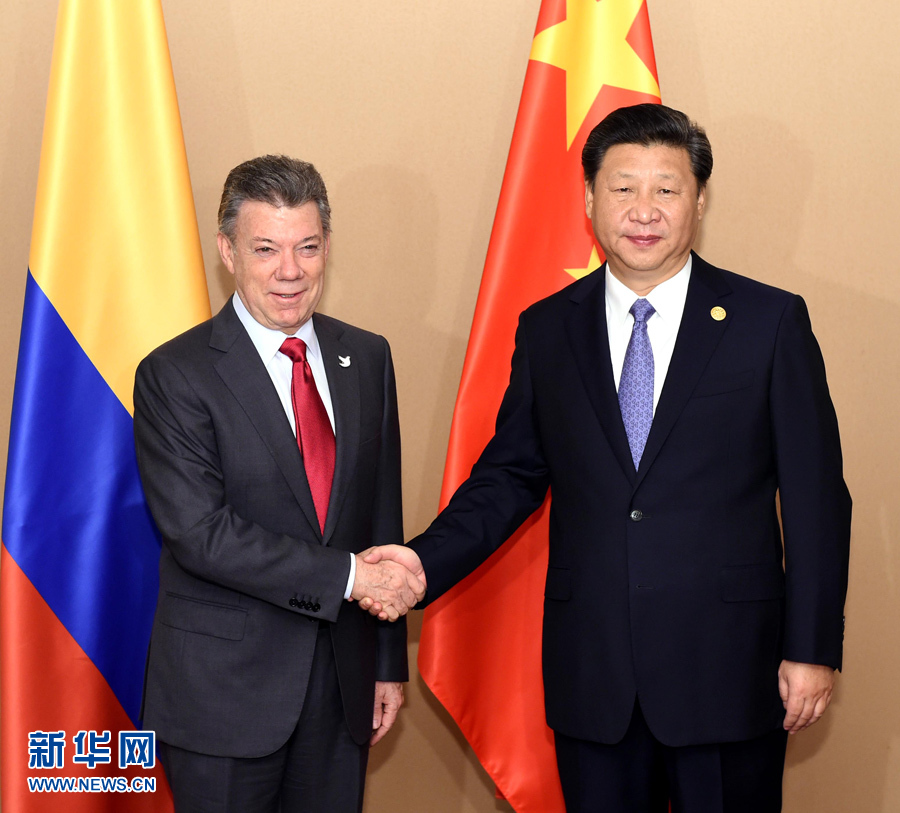 11月18日，國家主席習(xí)近平在菲律賓馬尼拉會(huì)見哥倫比亞總統(tǒng)桑托斯。 新華社記者 饒愛民 攝