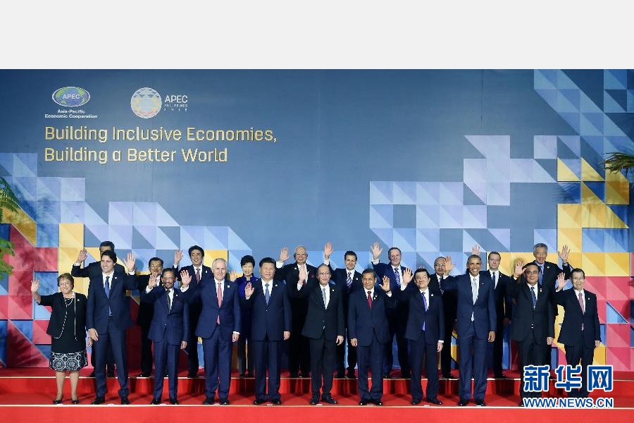 這是會議開始前，國家主席習近平同其他亞太經合組織成員經濟體領導人、代表合影。 新華社記者 姚大偉 攝