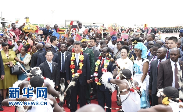 12月1日，中國國家主席習近平乘專機抵達津巴布韋首都哈拉雷，開始對津巴布韋進行國事訪問。津巴布韋總統穆加貝在機場舉行隆重歡迎儀式。這是當地民眾跳起歡快熱情的傳統舞蹈，歡迎習近平和彭麗媛到訪。新華社記者 謝環馳 攝 