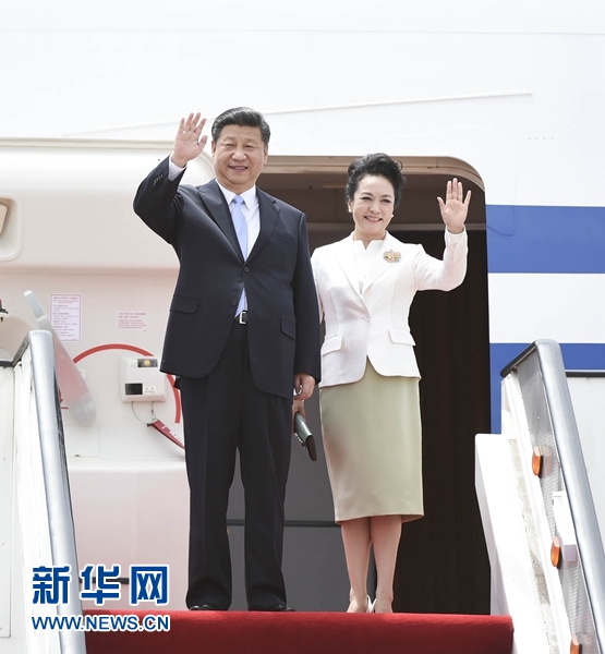 12月1日，中國國家主席習近平乘專機抵達津巴布韋首都哈拉雷，開始對津巴布韋進行國事訪問。津巴布韋總統穆加貝在機場舉行隆重歡迎儀式。這是習近平和夫人彭麗媛向歡迎人群揮手致意。新華社記者 謝環馳 攝 