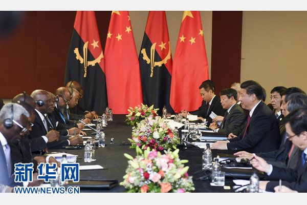 12月3日，國家主席習近平在約翰內(nèi)斯堡會見安哥拉總統(tǒng)多斯桑托斯。 新華社記者 謝環(huán)馳 攝