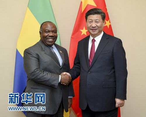 12月3日，國(guó)家主席習(xí)近平在約翰內(nèi)斯堡會(huì)見(jiàn)加蓬總統(tǒng)邦戈。新華社記者 謝環(huán)馳 攝 