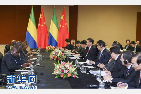 12月3日，國(guó)家主席習(xí)近平在約翰內(nèi)斯堡會(huì)見(jiàn)加蓬總統(tǒng)邦戈。新華社記者 謝環(huán)馳 攝 