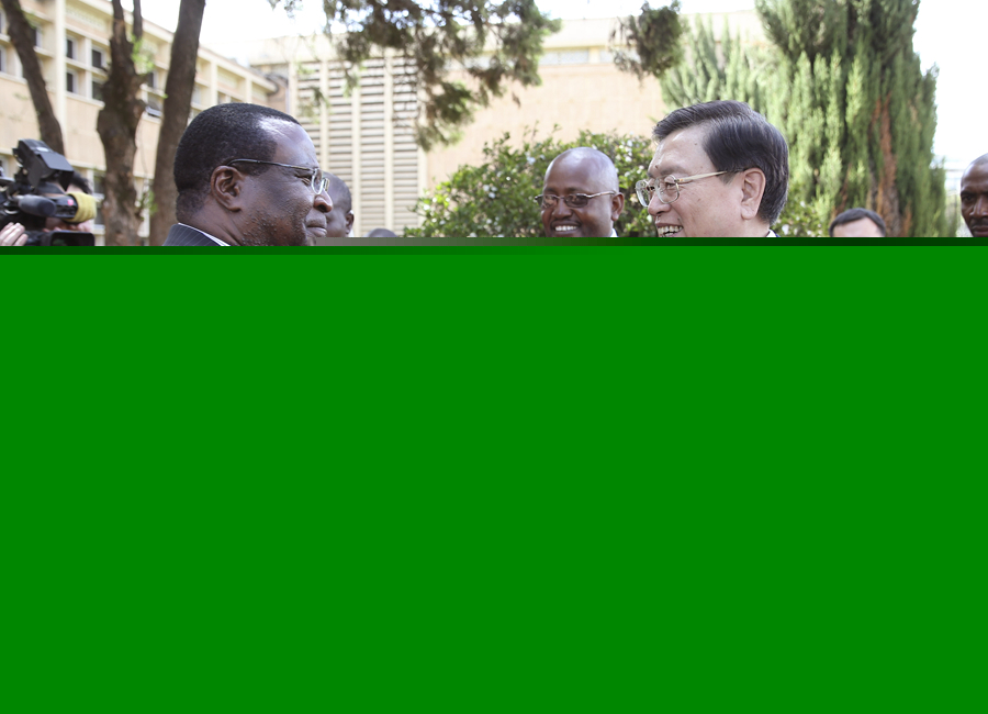 這是3月24日，張德江在肯尼亞首都內(nèi)羅畢與肯尼亞參議長埃蘇羅舉行會(huì)談。 新華社記者馬占成攝