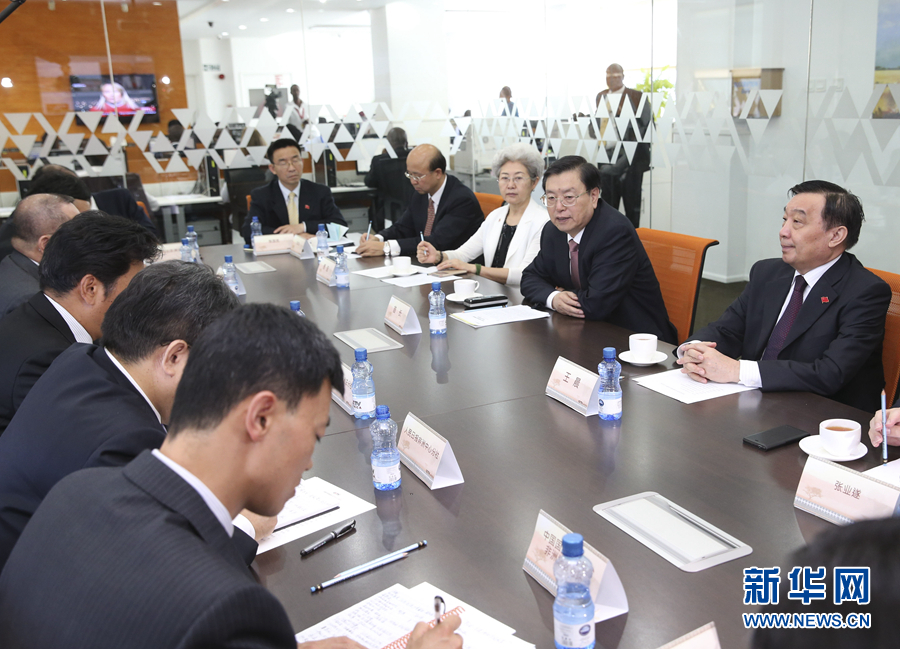 這是3月25日，張德江在肯尼亞首都內(nèi)羅畢考察中央電視臺(tái)非洲分臺(tái)并接見中央媒體駐非洲機(jī)構(gòu)負(fù)責(zé)人。 新華社記者馬占成攝