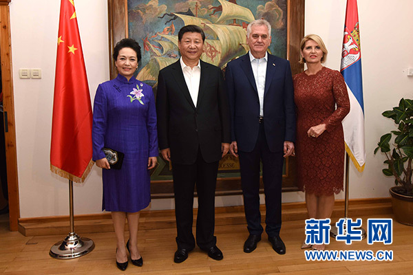 當(dāng)?shù)貢r間6月17日，國家主席習(xí)近平同塞爾維亞總統(tǒng)尼科利奇在貝爾格萊德舉行會晤。這是習(xí)近平和夫人彭麗媛同尼科利奇夫婦在和平別墅合影。新華社記者饒愛民攝