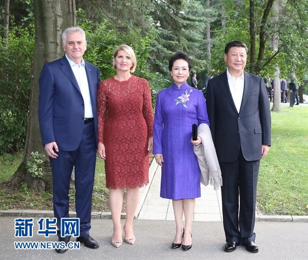 當(dāng)?shù)貢r間6月17日，國家主席習(xí)近平同塞爾維亞總統(tǒng)尼科利奇在貝爾格萊德舉行會晤。這是習(xí)近平和夫人彭麗媛同尼科利奇夫婦在和平別墅合影。新華社記者 丁林 攝