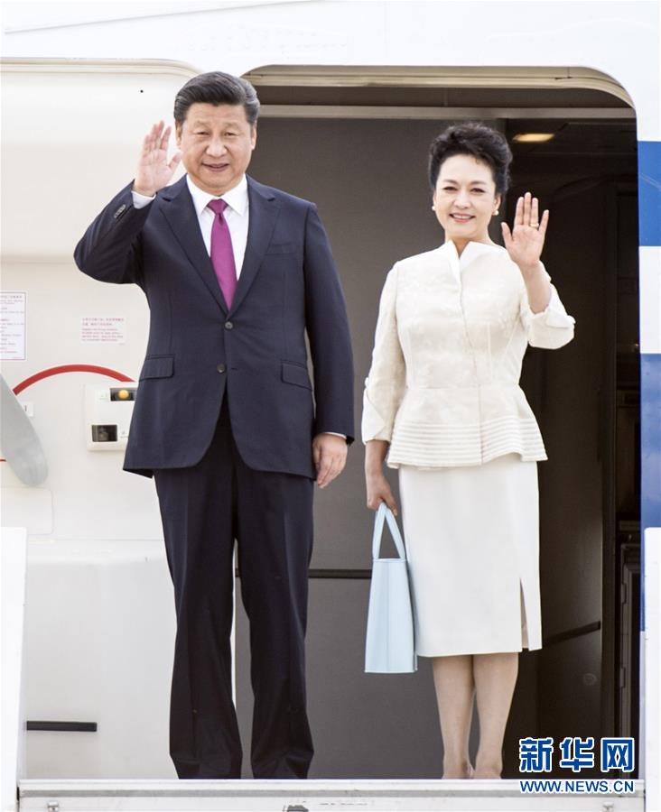 6月19日，國(guó)家主席習(xí)近平抵達(dá)華沙，開(kāi)始對(duì)波蘭共和國(guó)進(jìn)行國(guó)事訪(fǎng)問(wèn)。這是習(xí)近平和夫人彭麗媛步出艙門(mén)。 新華社記者 謝環(huán)馳 攝 