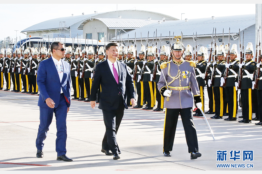 當地時間11月17日，國家主席習近平乘專機抵達基多，開始對厄瓜多爾共和國進行國事訪問。這是厄瓜多爾總統科雷亞在機場為習近平舉行隆重歡迎儀式。新華社記者 鞠鵬 攝 