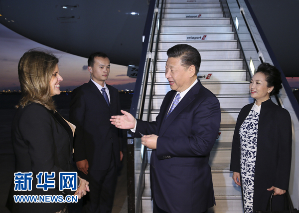 當(dāng)?shù)貢r間11月18日，國家主席習(xí)近平抵達利馬，出席亞太經(jīng)合組織第二十四次領(lǐng)導(dǎo)人非正式會議并對秘魯共和國進行國事訪問。習(xí)近平和夫人彭麗媛受到秘魯副總統(tǒng)阿勞斯等熱情迎接。新華社記者 蘭紅光 攝