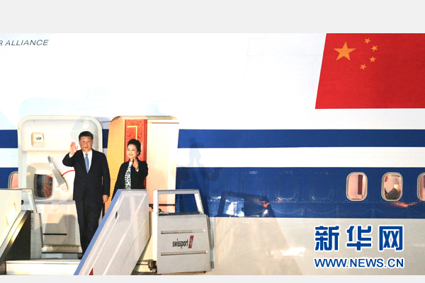 當(dāng)?shù)貢r間11月18日，國家主席習(xí)近平抵達利馬，出席亞太經(jīng)合組織第二十四次領(lǐng)導(dǎo)人非正式會議并對秘魯共和國進行國事訪問。習(xí)近平和夫人彭麗媛受到秘魯副總統(tǒng)阿勞斯等熱情迎接。新華社記者 丁林 攝