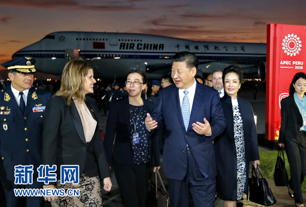 當(dāng)?shù)貢r間11月18日，國家主席習(xí)近平抵達利馬，出席亞太經(jīng)合組織第二十四次領(lǐng)導(dǎo)人非正式會議并對秘魯共和國進行國事訪問。習(xí)近平和夫人彭麗媛受到秘魯副總統(tǒng)阿勞斯等熱情迎接。新華社記者 鞠鵬 攝